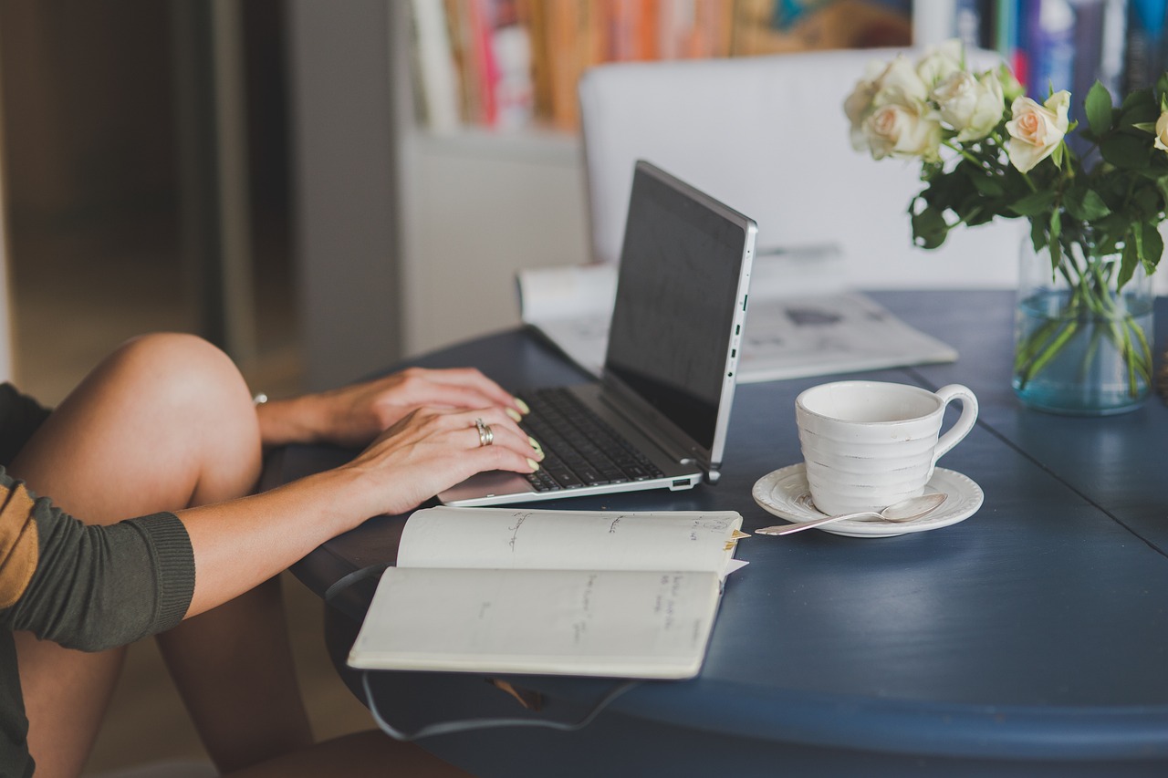 Laptop, workstaion, office — Explore modern stories and historical context at eladelantado.com